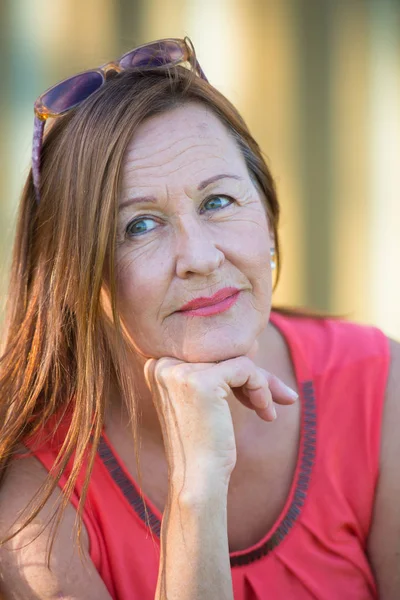 düşünceli emin Olgun kadın