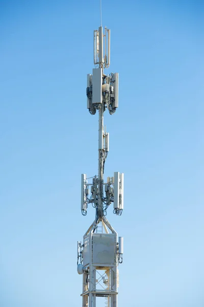 Mobile satellite telecommunication tower — Stock Photo, Image