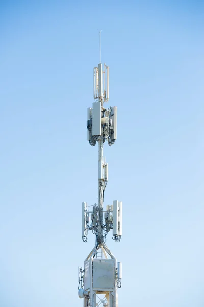 Mobila nätverk torn med mottagare och sändare — Stockfoto