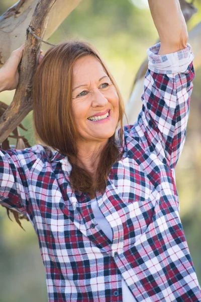 Porträt glücklich attraktiv reif Landfrau — Stockfoto