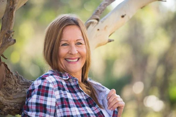 Porträtt attraktiv mogen land kvinna — Stockfoto