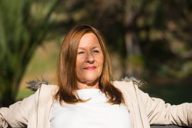 Huzurlu rahat çekici Olgun kadın