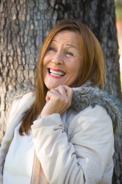 Dostça Olgun kadın kış jackte açık