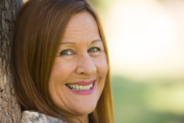 Neşeli rahat çekici Olgun kadın