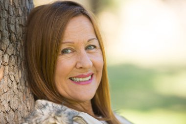 Mutlu rahat emin Olgun kadın