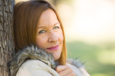 Düşünceli rahat çekici Olgun kadın