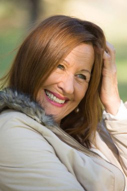 Neşeli rahat çekici Olgun kadın