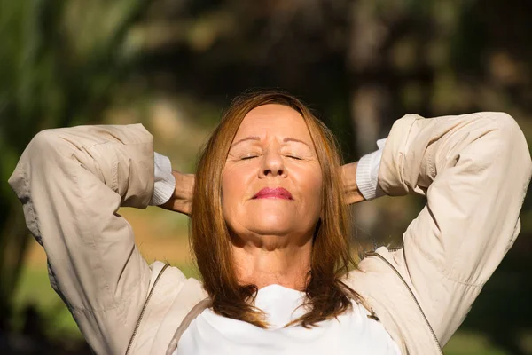 Gelukkig ontspannen vrouw gesloten ogen buiten — Stockfoto