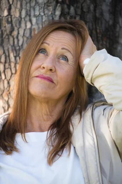 Selbstbewusst entspannte reife Frau — Stockfoto