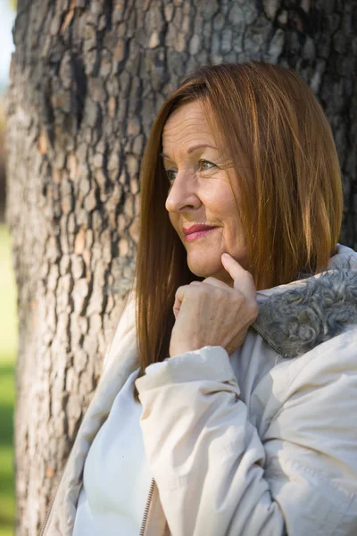 Doordachte volwassen vrouw winter jackte buiten — Stockfoto