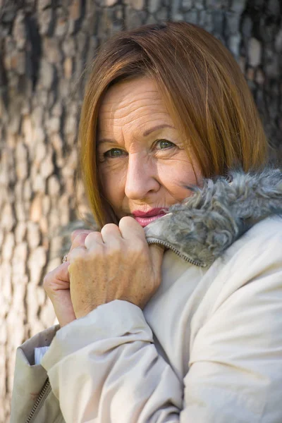 Vriendelijke volwassen vrouw winter jackte buiten — Stockfoto