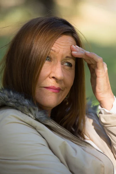 Bezorgd benadrukt aantrekkelijke rijpe vrouw — Stockfoto