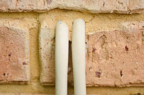 Tubos de metal na parede de construção para abastecimento de água ou gás — Fotografia de Stock