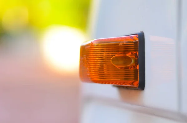 Cerrar indicador de dirección naranja en el coche — Foto de Stock