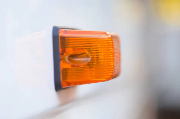 Närbild av orange blinkers på bilen — Stockfoto