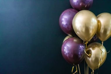 Koyu arkaplanda altın ve mor toplar var. Tatil konsepti, kartpostal.