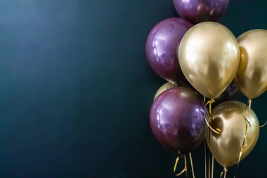 Koyu arkaplanda altın ve mor toplar var. Tatil konsepti, kartpostal.