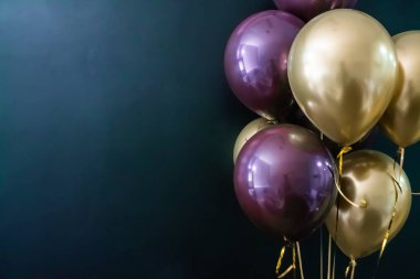 Koyu arkaplanda altın ve mor toplar var. Tatil konsepti, kartpostal.