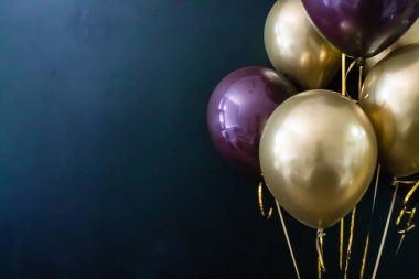 Koyu arkaplanda altın ve mor toplar var. Tatil konsepti, kartpostal.