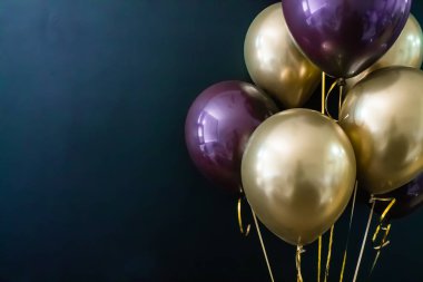 Koyu arkaplanda altın ve mor toplar var. Tatil konsepti, kartpostal.