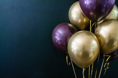 Koyu arkaplanda altın ve mor toplar var. Tatil konsepti, kartpostal.