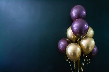 Koyu arkaplanda altın ve mor toplar var. Tatil konsepti, kartpostal.