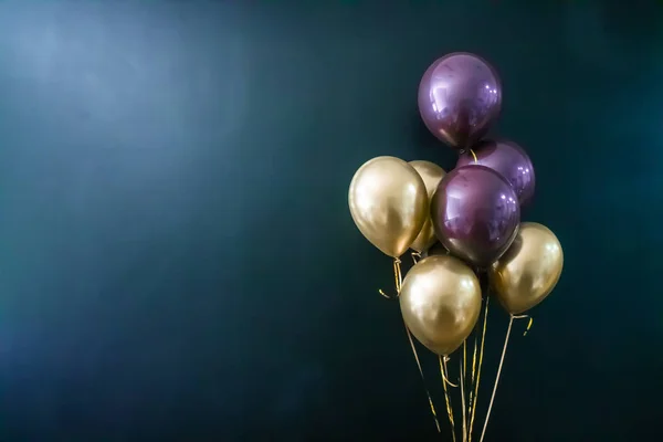 Set van gouden en paarse ballen op een donkere achtergrond. Vakantie concept, ansichtkaart — Stockfoto