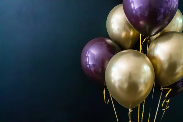 Набор золотых и фиолетовых шариков на темном фоне. Концепция праздника, открытка — стоковое фото