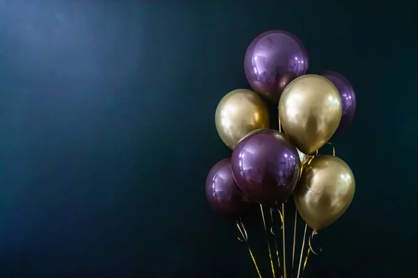 Set de bolas doradas y púrpuras sobre fondo oscuro. Concepto de vacaciones, postal —  Fotos de Stock