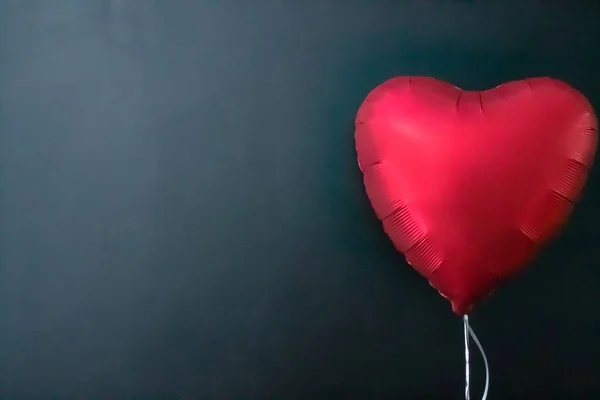 Red air balloons in the shape of a heart on a black background. valentines day, love. — Zdjęcie stockowe