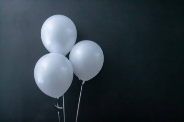 Siyah arka planda beyaz hava yuvarlak topları. Sevgililer Günü, tatil, aşk.