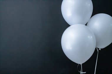 Siyah arka planda beyaz hava yuvarlak topları. Sevgililer Günü, tatil, aşk.