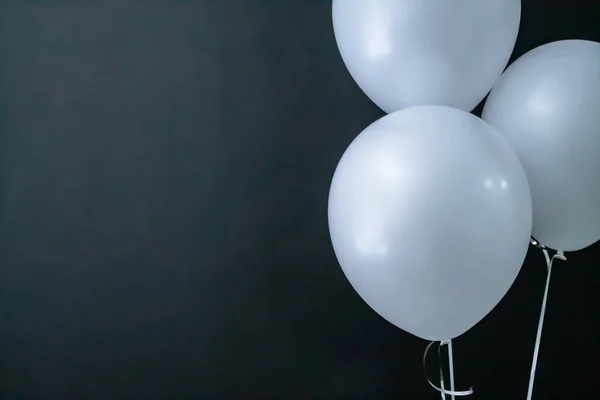 Bolas redondas de aire blanco sobre un fondo negro. Día de San Valentín, vacaciones, amor . —  Fotos de Stock