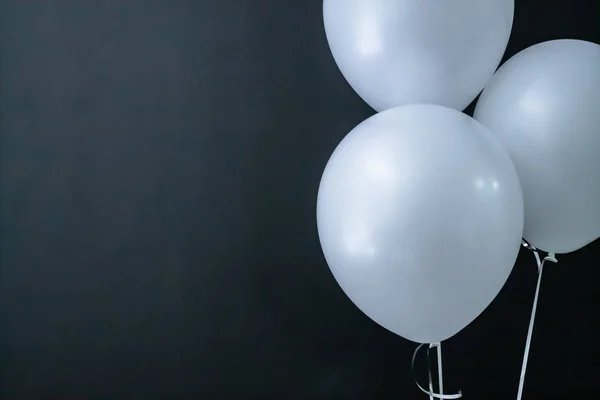 Bolas redondas de aire blanco sobre un fondo negro. Día de San Valentín, vacaciones, amor . —  Fotos de Stock