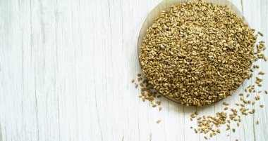 Tahta bir arka planda, bir tabakta ayçekirdeği. Yakın plan. doku