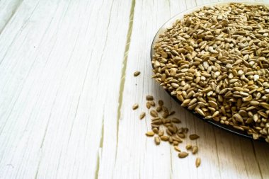 Tahta bir arka planda, bir tabakta ayçekirdeği. Yakın plan. doku