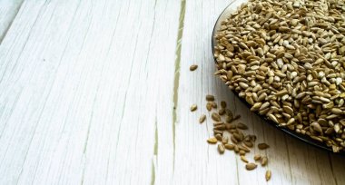 Tahta bir arka planda, bir tabakta ayçekirdeği. Yakın plan. doku