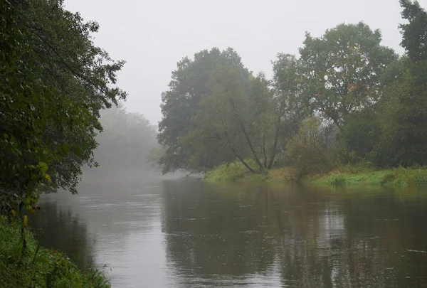 Nieblas matutinas revelan lentamente el río que fluye lentamente —  Fotos de Stock