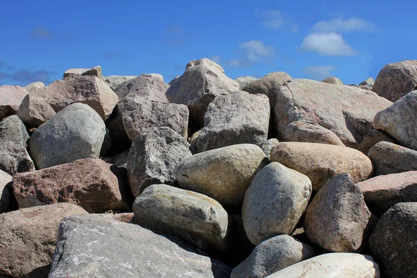Ein Haufen riesiger Felsbrocken vor blauem Himmel — Stockfoto