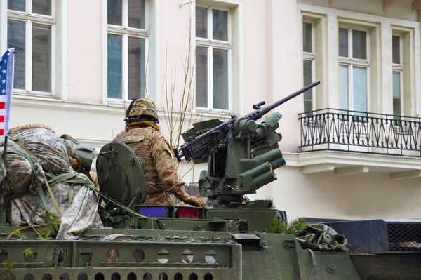 Veículo militar totalmente armado com tripulação, enquanto atravessa a cidade — Fotografia de Stock