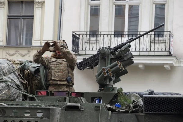 Veículo militar totalmente armado e um simpático, espontâneo americano assim — Fotografia de Stock