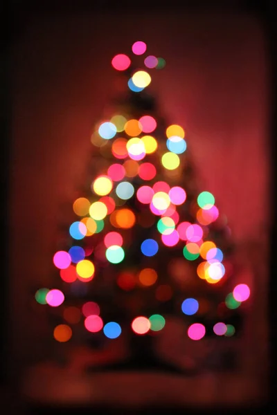Χριστουγεννιάτικη ατμόσφαιρα, χριστουγεννιάτικο δέντρο σε απαλή εστίαση — Φωτογραφία Αρχείου