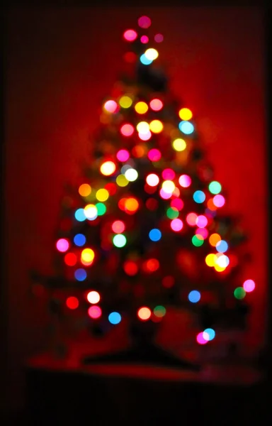 Різдвяна атмосфера, ялинка в м'якому фокусі, теплий колур — стокове фото