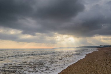 Fırtınalı gökyüzü Devon, İngiltere'de Slapton kumları üzerinde. 