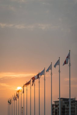 Gün batımında Plymouth çapa üzerinde bayrakların satır.