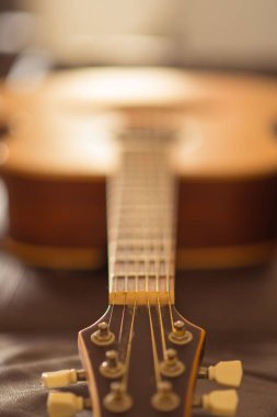 Akustik gitar boyun düz