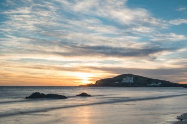 Devon, İngiltere'de Burgh Adası arkasında güneş ayarı.
