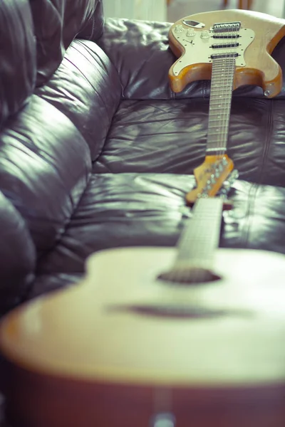 Electric Vs Acoustic head to head — Stock Photo, Image