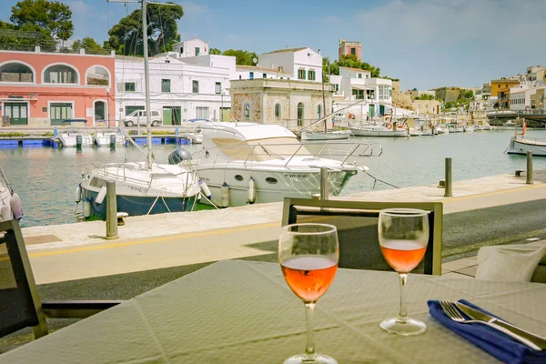 Wine by the harbour — Stock Photo, Image