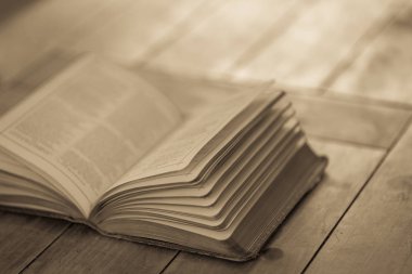 Tahta masanın üzerinde açık bir kitap